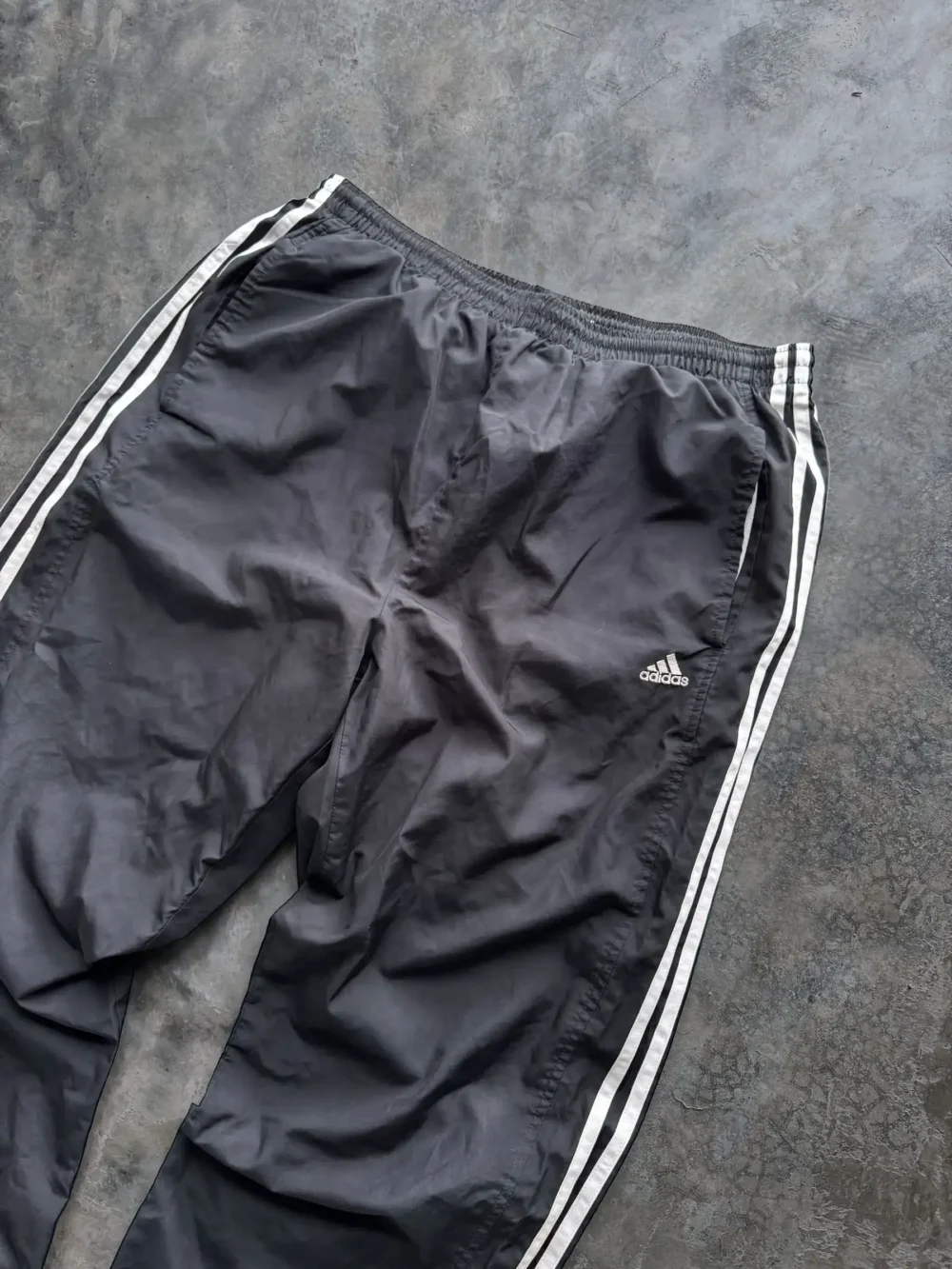 Pantalón Adidas Rompevientos (L) - Imagen 2