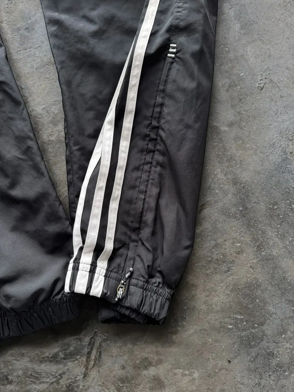 Pantalón Adidas Rompevientos (L) - Imagen 3